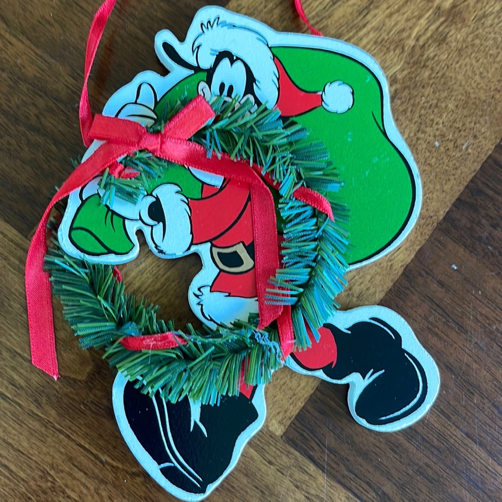 VINTAGE DISNEY GOOFY CARRYING WREATH & TOY BAG ORNAMENT - SO CUTE!